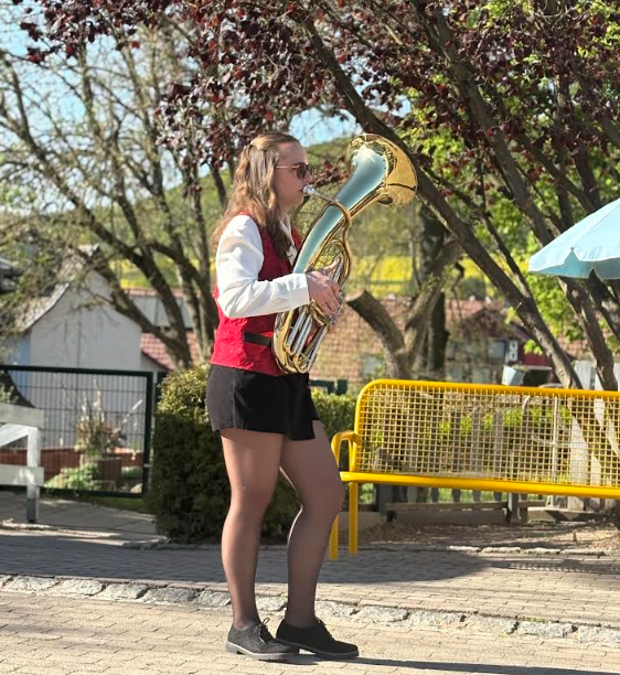 Musikerin beim Auftritt im Freien