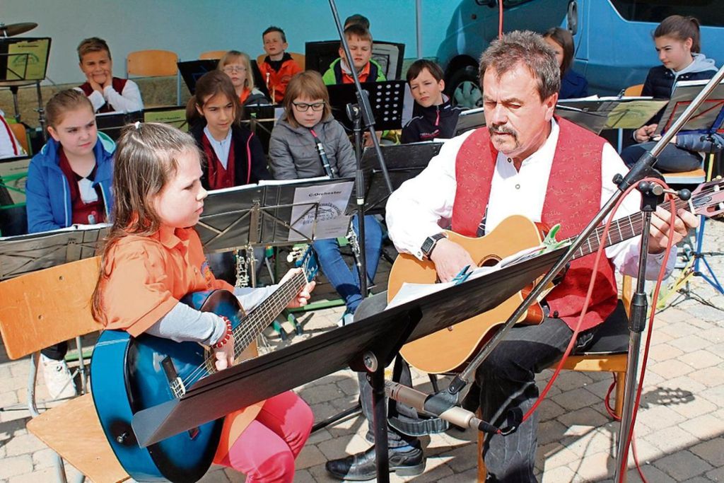 Nachwuchsmusikanten beim Gitarre spielen