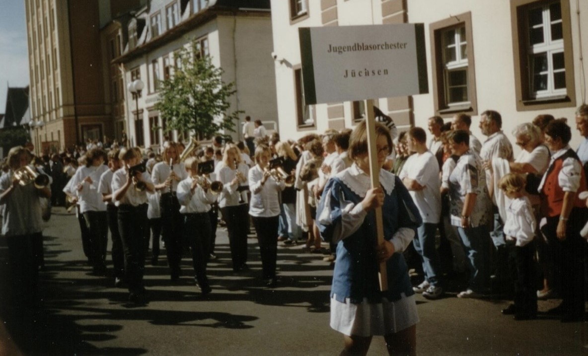 Das Jugendblasorchester Jüchsen beim Schützenfest in Suhl 1997