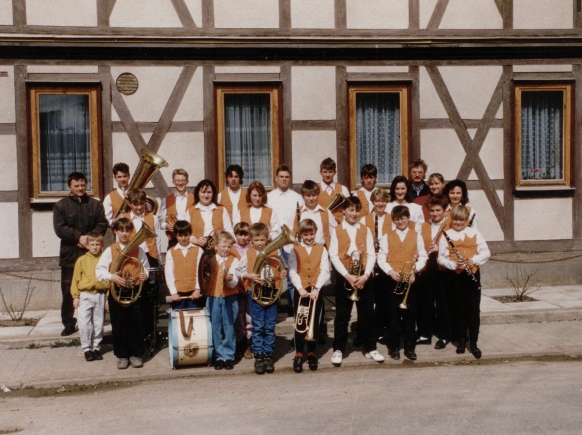 Vereinsfoto vor Fachwerkhaus, Anfang der 1990er Jahre