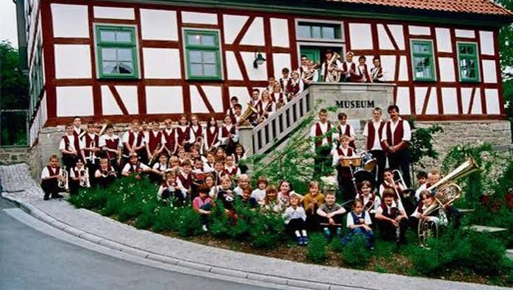 Der Verein in früheren Jahren vor dem Museum